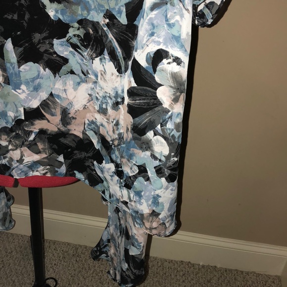 Beautiful flowy blouse😍 - Picture 2 of 3